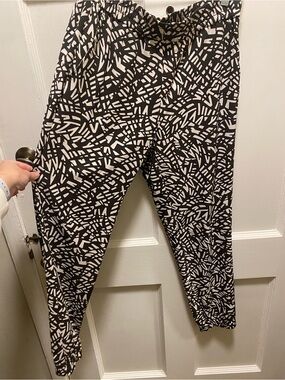 Banana Republic Black and White Abstract pants
